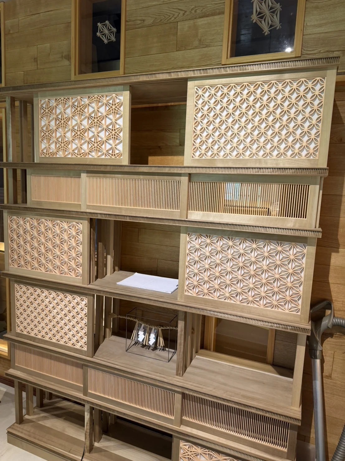 日本の職人が組み上げた組子の建具